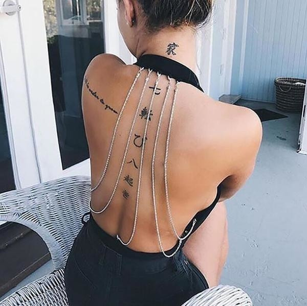 Γυναικείο μπόντι με μεταλλικούς ιμάντες πίσω από στην πλάτη