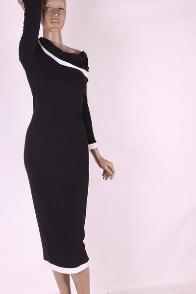 Μακρύ  γυναικείο φόρεμα  με μακριά μανίκια γυμνούς ώμους