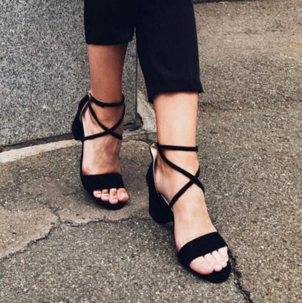 Καθημερινά γυναικεία  σανδάλια με τις τρέχουσες Ρωμαϊκή δεσμούς γύρω από τον αστράγαλο