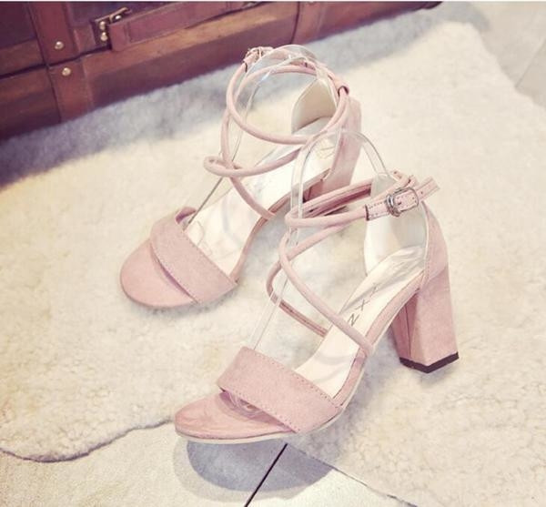 Καθημερινά γυναικεία  σανδάλια με τις τρέχουσες Ρωμαϊκή δεσμούς γύρω από τον αστράγαλο