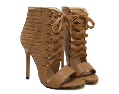 Дамски ежедневни сандали на висок ток с интересни връзки до глезена 