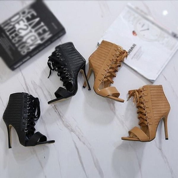 Дамски ежедневни сандали на висок ток с интересни връзки до глезена 