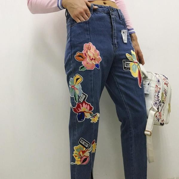 Γυναικείο μοντέλο γυναικείο τζιν - «Boyfriend», με όμορφα κεντήματα