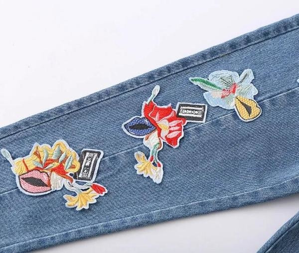 Γυναικείο μοντέλο γυναικείο τζιν - «Boyfriend», με όμορφα κεντήματα