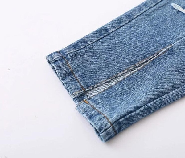 Γυναικείο μοντέλο γυναικείο τζιν - «Boyfriend», με όμορφα κεντήματα