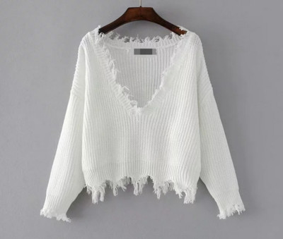 Интересен разръфан дамски пуловер с дълбоко V-образно деколте