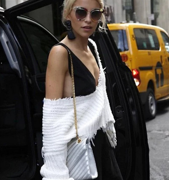 Интересен разръфан дамски пуловер с дълбоко V-образно деколте