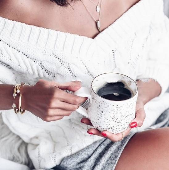 Ежедневен дамски пуловер с дълбоко V-образно деколте - бял цвят