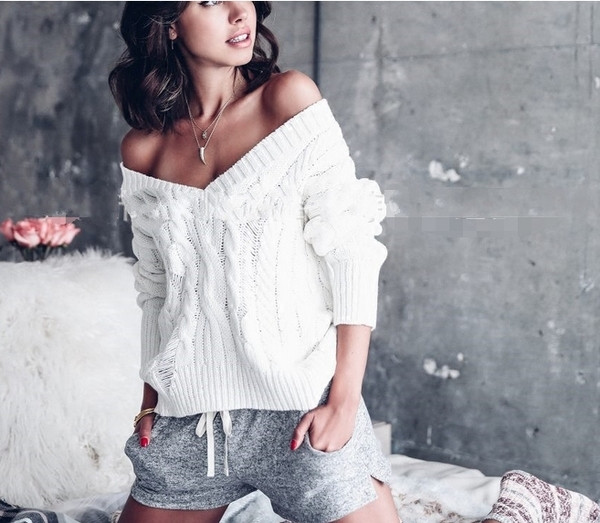 Ежедневен дамски пуловер с дълбоко V-образно деколте - бял цвят