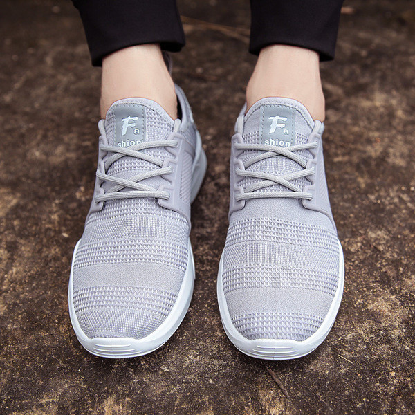 Красиви спортни маратонки за мъжете в сив и черен цвят