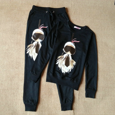 Κομψό γυναικείο σύνολο με εικόνες σε δύο χρώματα