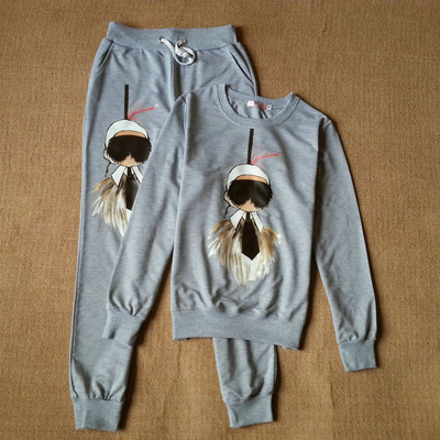 Κομψό γυναικείο σύνολο με εικόνες σε δύο χρώματα