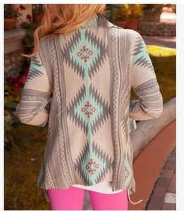 Κομψή  γυναικεία ζακέτα  με ενδιαφέρουσες γεωμετρικές μορφές