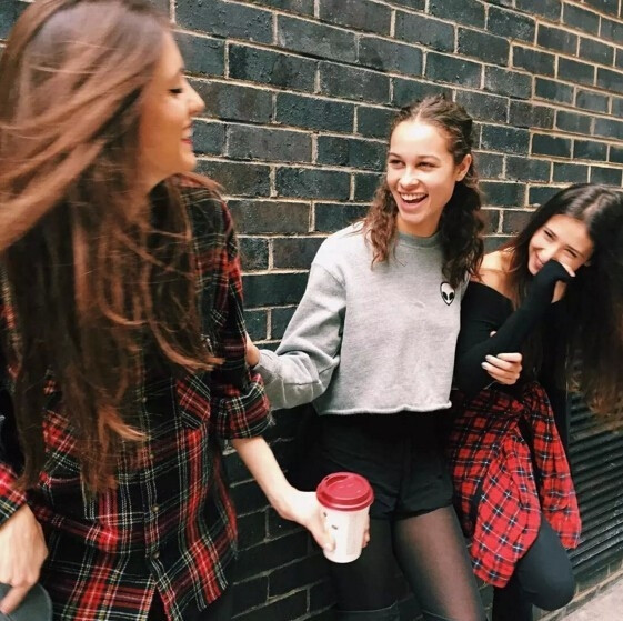 Сладка къса блуза за дамите в два цвята, подходяща за ежедневие