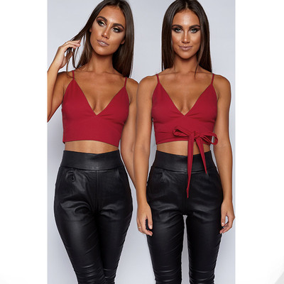 Μοναδικό και πολύ σέξι κυρίες γιλέκο με λεπτές τιράντες, στερέωση ενδιαφέρον είδος της ταινίας και V-neck