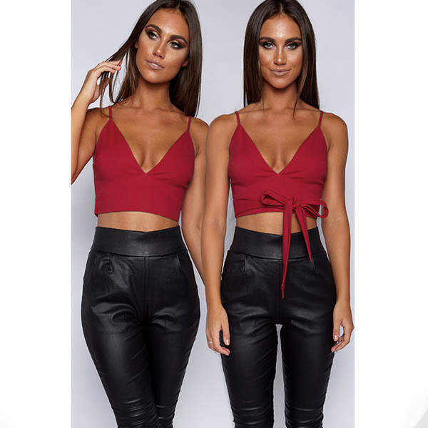 Μοναδικό και πολύ σέξι κυρίες γιλέκο με λεπτές τιράντες, στερέωση ενδιαφέρον είδος της ταινίας και V-neck