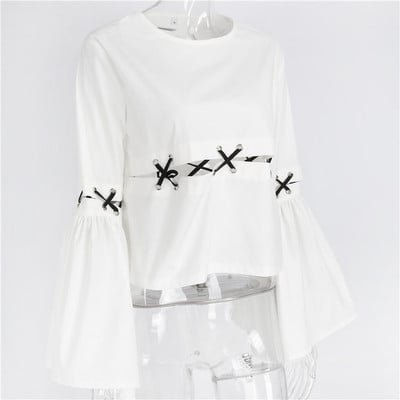 Ενδιαφέρουσα γυναικεία πουκάμισο σε λευκό με φαρδιά μανίκια και γραβάτες