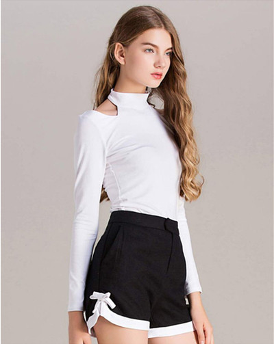 Απλή γυναικεία μπλούζα με κοπές και κολάρο πόλο σε διάφορα χρώματα