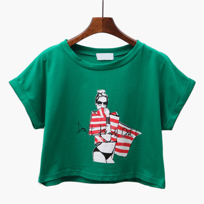 Μπλούζα γλυκιάς σύντομης κυρίας σε διάφορα χρώματα με εικόνες