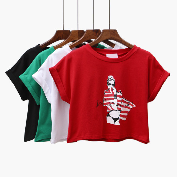 Μπλούζα γλυκιάς σύντομης κυρίας σε διάφορα χρώματα με εικόνες