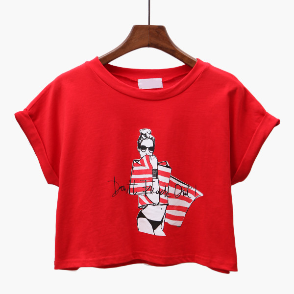 Μπλούζα γλυκιάς σύντομης κυρίας σε διάφορα χρώματα με εικόνες