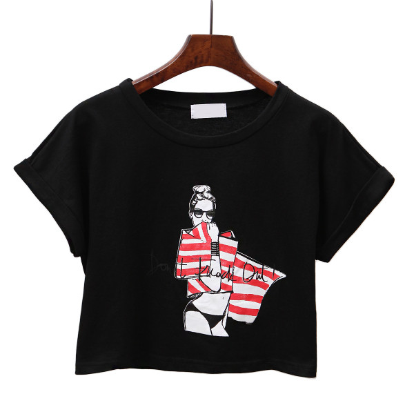 Μπλούζα γλυκιάς σύντομης κυρίας σε διάφορα χρώματα με εικόνες