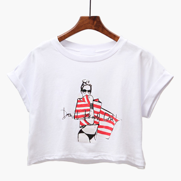 Μπλούζα γλυκιάς σύντομης κυρίας σε διάφορα χρώματα με εικόνες