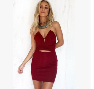 Κομψό σύντομο φόρεμα κυρίες με όμορφο λαιμόκοκκο σε κόκκινο χρώμα