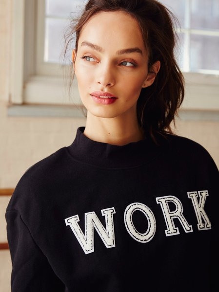 Αθλητική γυναικεία φούτερ με κουκούλα και "Work" σε μαύρο χρώμα