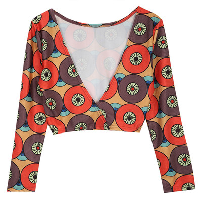 Κομψή και πολύχρωμη κυρία με γυμνή πλάτη