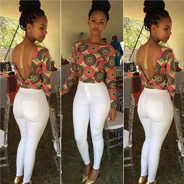 Κομψή και πολύχρωμη κυρία με γυμνή πλάτη