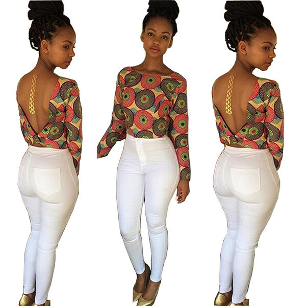 Κομψή και πολύχρωμη κυρία με γυμνή πλάτη