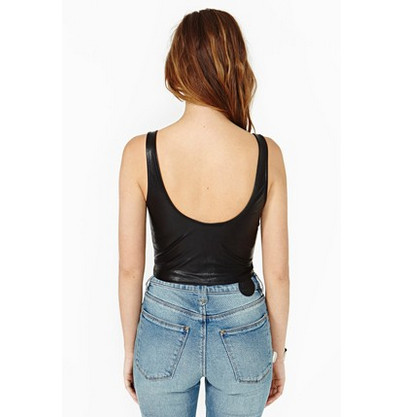 Κομψή γυναικεία δερμάτινη κορυφή με βαθύ ντεκολτέ