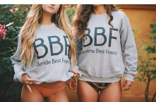 Κυρίες μπλούζα με ενδιαφέρουσα επιγραφή σε δύο χρώματα, κατάλληλο για καθημερινή ζωή