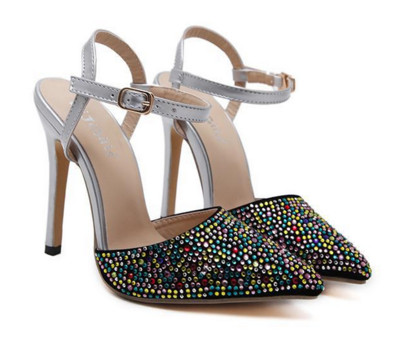 Γυναικεία παπούτσια υψηλών τακουνιών με κούμπωμα γύρω από τον αστράγαλο και πολύ όμορφα λαμπερά μαργαριτάρια