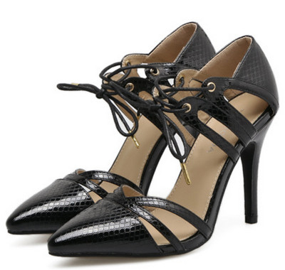 Κλειστά κυρίες παπούτσια υψηλών τακουνιών και πολύ ενδιαφέρουσες ρωμαϊκές σχέσεις