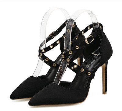 Κομψά παπούτσια με ψηλά τακούνια και πολύ ενδιαφέρουσες λουρίδες με μεταλλικά πριτσίνια και αστράγαλο