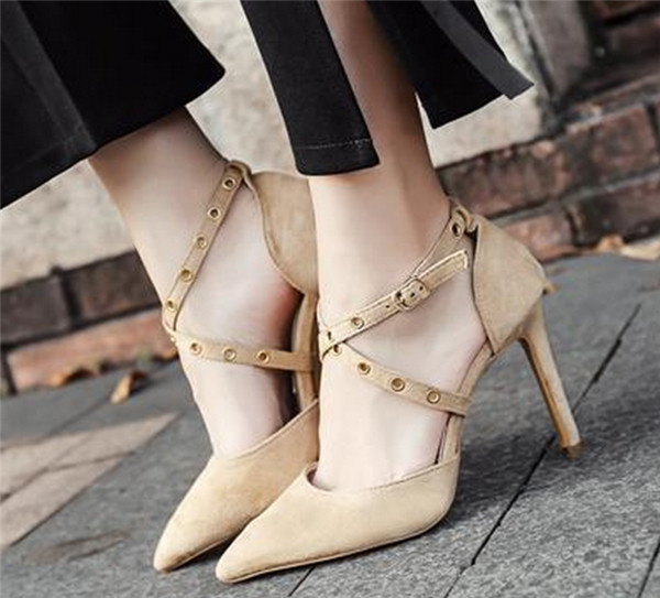 Κομψά παπούτσια με ψηλά τακούνια και πολύ ενδιαφέρουσες λουρίδες με μεταλλικά πριτσίνια και αστράγαλο