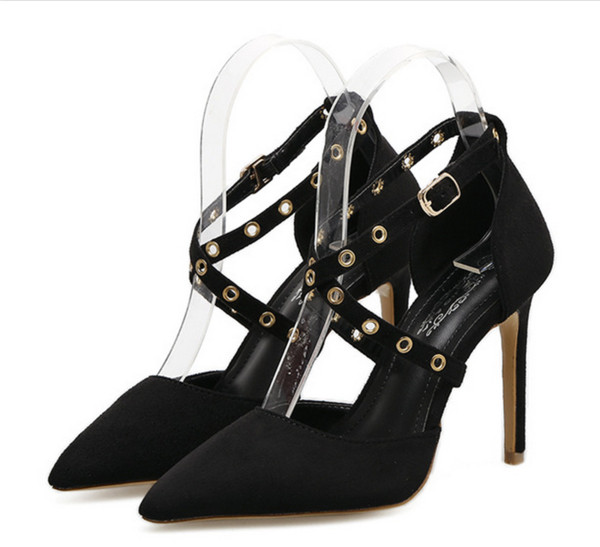 Κομψά παπούτσια με ψηλά τακούνια και πολύ ενδιαφέρουσες λουρίδες με μεταλλικά πριτσίνια και αστράγαλο