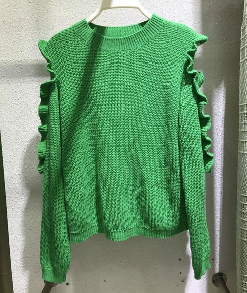 Γυναικεία μάλλινη μπλούζα με ενδιαφέρον ανοιχτό μανίκι και κολάρο σε σχήμα O