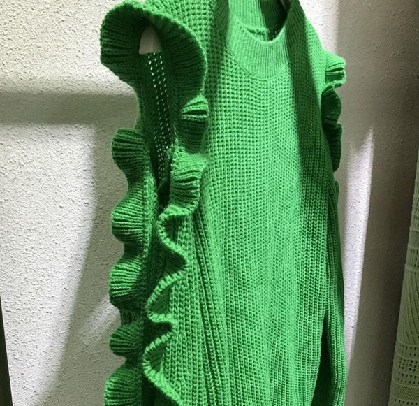 Γυναικεία μάλλινη μπλούζα με ενδιαφέρον ανοιχτό μανίκι και κολάρο σε σχήμα O