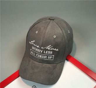 Γλυκό καπέλο με επιγραφή και φρέσκα χρώματα