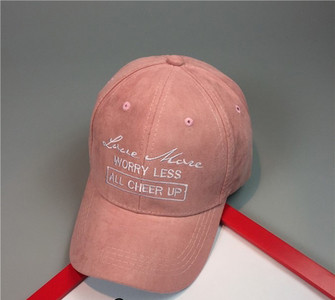 Γλυκό καπέλο με επιγραφή και φρέσκα χρώματα