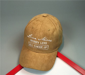 Γλυκό καπέλο με επιγραφή και φρέσκα χρώματα