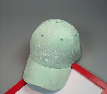 Γλυκό καπέλο με επιγραφή και φρέσκα χρώματα