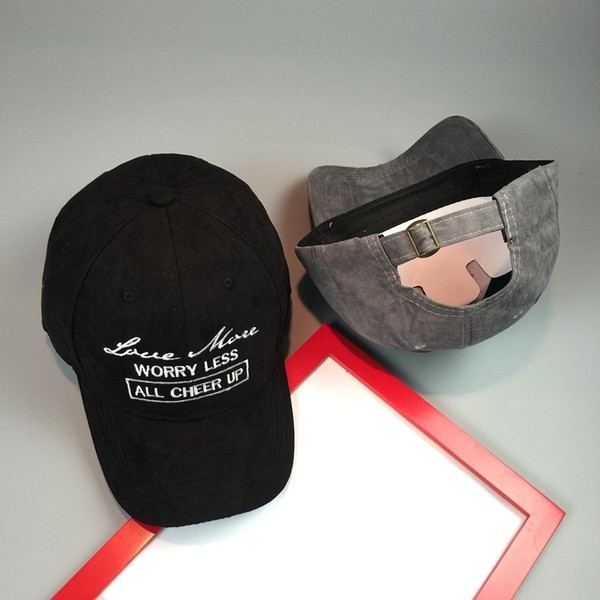 Γλυκό καπέλο με επιγραφή και φρέσκα χρώματα