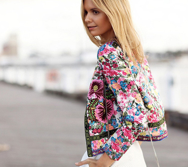 Сатенено тънко дамско яке във флорален мотив