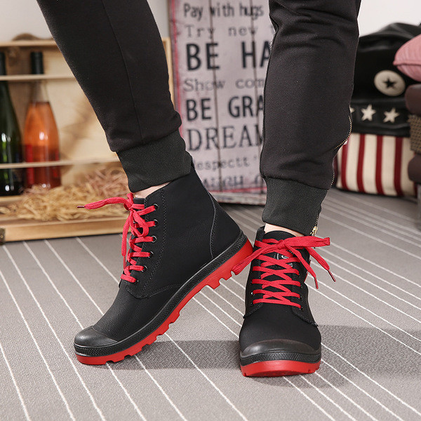 Κομψές ανδρικές μπότες σε διάφορα χρώματα κατάλληλα για τη καθημερινή ζωή