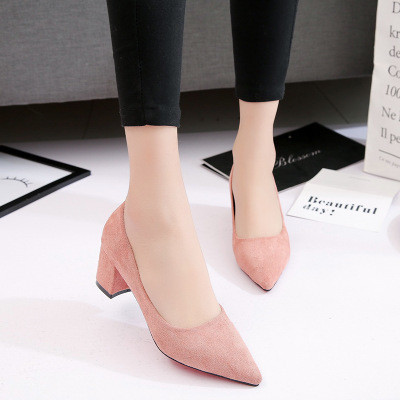 Πολύ κομψά ψηλά γυναικεία  παπούτσια  με  ψηλά τακούνια 