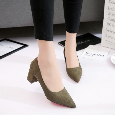 Πολύ κομψά ψηλά γυναικεία  παπούτσια  με  ψηλά τακούνια 